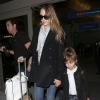 L'actrice Jessica Alba et sa fille Honor sortent de l'aéroport de Los Angeles après un long vol depuis Paris. Le 5 mars 2013