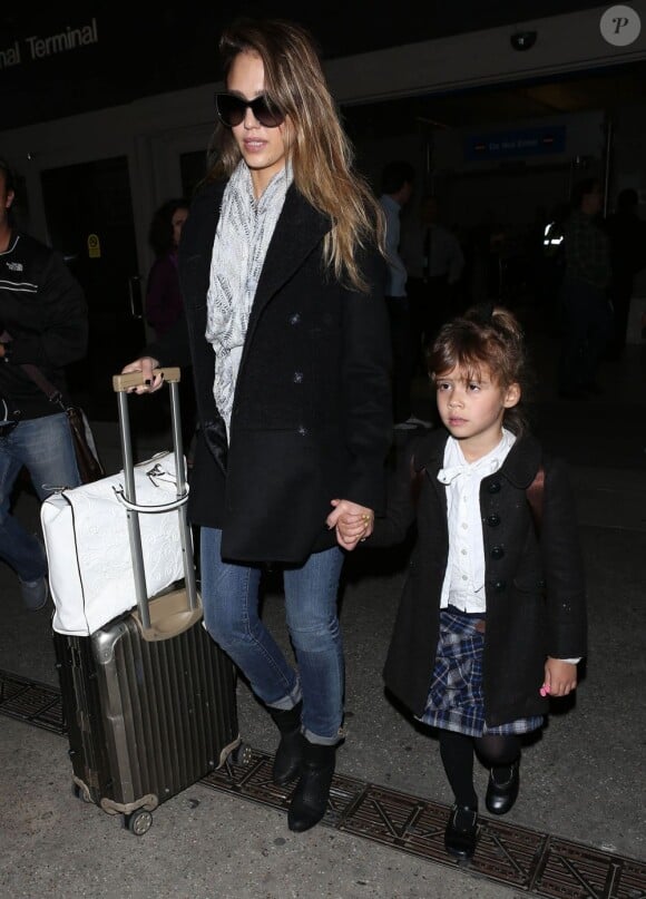 Jessica Alba et son adorable fille Honor sortent de l'aéroport de Los Angeles après un long vol depuis Paris. Le 5 mars 2013