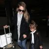 La belle actrice Jessica Alba et sa fille Honor sortent de l'aéroport de Los Angeles après un long vol depuis Paris. Le 5 mars 2013
