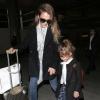 Enfin à la maison ! Jessica Alba et sa fille Honor sortent de l'aéroport de Los Angeles après un long vol depuis Paris. Le 5 mars 2013