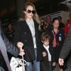 Jessica Alba et sa fille Honor sortent de l'aéroport de Los Angeles après un long vol depuis Paris. Le 5 mars 2013