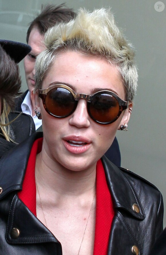 Miley Cyrus devant son hôtel a New York, le 13 février 2012.
