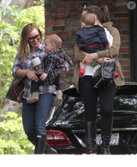 Hilary Duff va chercher son fils à la crèche à Beverly Hills à Los Angeles. Le 7 mars 2013. La mère et le fils étaient habillés sensiblement de la même façon.