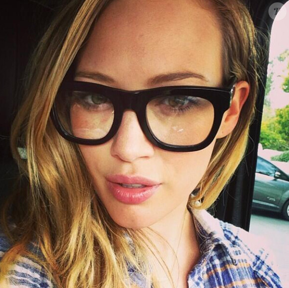 Hilary Duff a posté une photo sur son compte Twitter de ses grosses lunettes noires. Mars 2013.