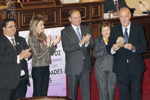 La princesse Letizia d'Espagne a notamment récompensé le sélectionneur de l'équipe nationale de football espagnole, le très respecté Vicente del Bosque, à l'occasion d'une cérémonie pour la FEDER, à Madrid, le 8 mars 2013.