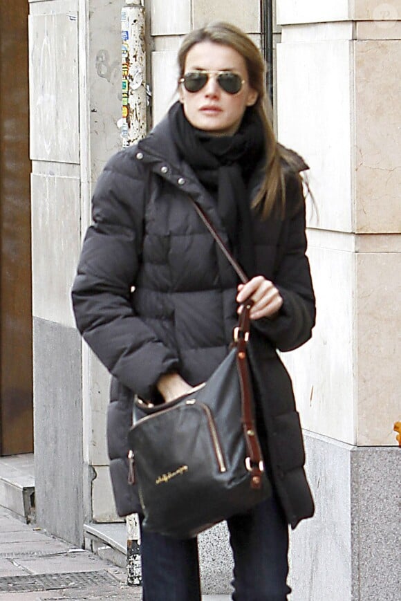 La princesse Letizia d'Espagne fait du shopping toute seule dans les rues de Madrid le 6 mars 2013.