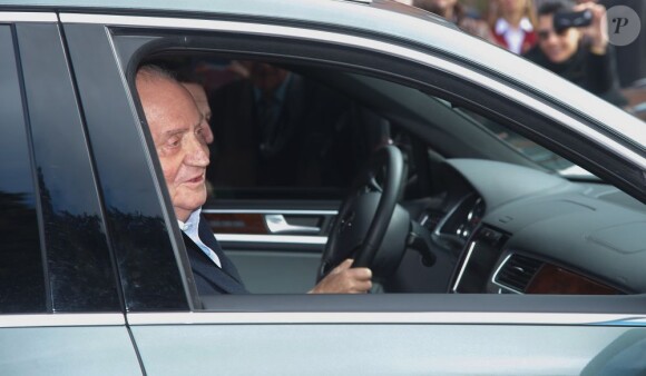 Le roi Juan Carlos quitte la clinique La Milagrosa à Madrid, le 9 mars 2013.