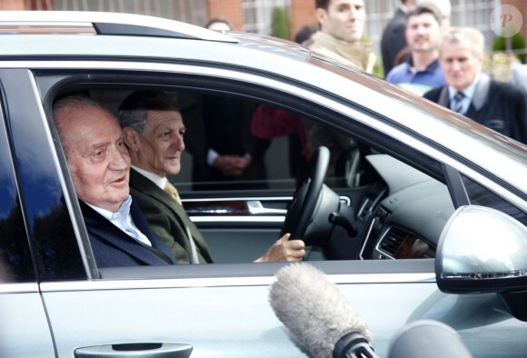 Juan Carlos Ier quitte la clinique La Milagrosa à Madrid, le 9 mars 2013.