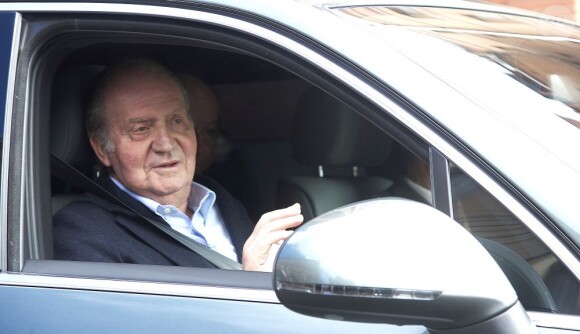Juan Carlos quitte la clinique La Milagrosa à Madrid, le 9 mars 2013.