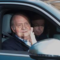 Juan Carlos Ier sort de la clinique avec une petite mine