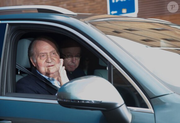Le roi Juan Carlos, avec une petite mine, quitte la clinique La Milagrosa à Madrid, le 9 mars 2013.