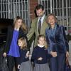 La reine Sofia, Felipe et Letizia d'Espagne avec leurs filles Leonor et Sofia devant la clinique madrilène où se repose le roi, le 6 mars 2013.
