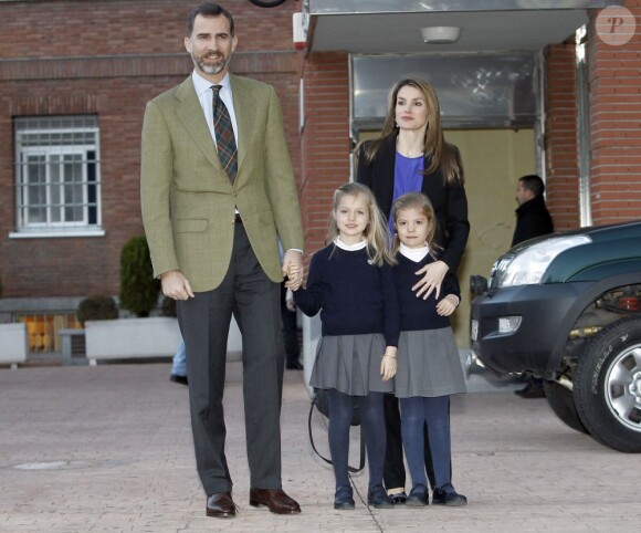 Felipe et Letizia d'Espagne avec leurs filles Leonor et Sofia devant la clinique madrilène où se repose le roi, le 6 mars 2013.
