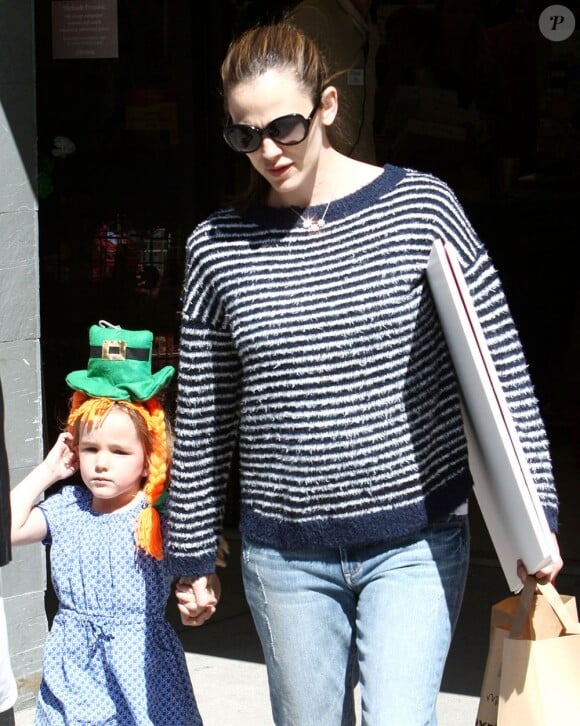 L'actrice Jennifer Garner, son mari Ben Affleck et leurs filles Seraphina et Violet, ont fait du shopping dans un magasin d'arts plastiques à Santa Monica, le 9 mars 2013.