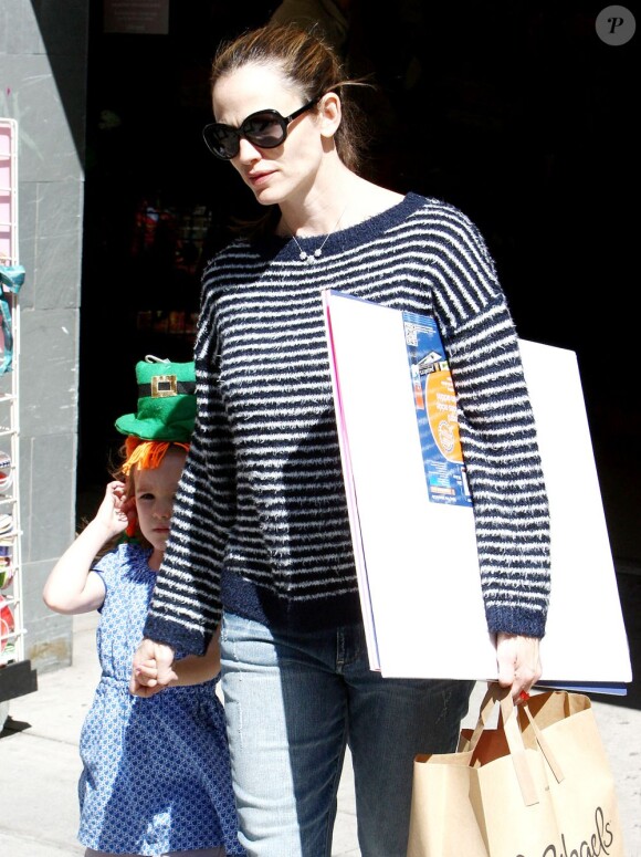 Jennifer Garner, son mari Ben Affleck et leurs adorables filles Seraphina et Violet, ont fait du shopping dans un magasin d'arts plastiques à Santa Monica, le 9 mars 2013.
