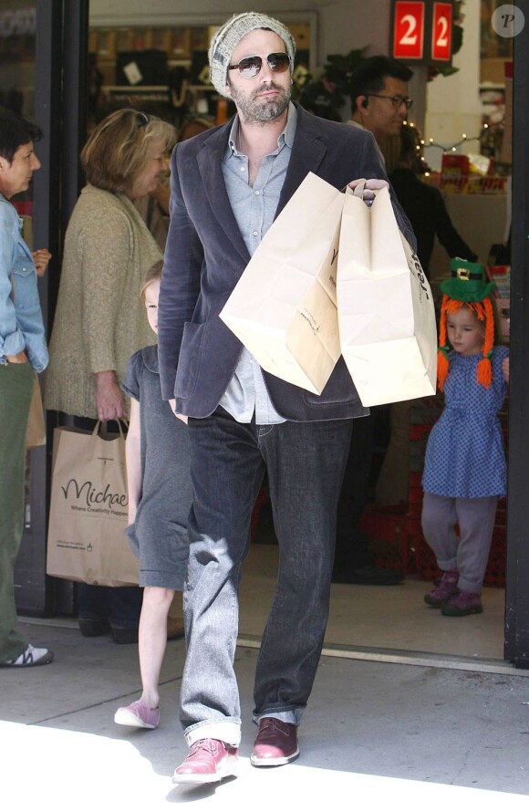 Jennifer Garner, son mari Ben Affleck et leurs filles Seraphina et Violet, ont fait du shopping dans un magasin d'arts plastiques à Santa Monica, le 9 mars 2013.