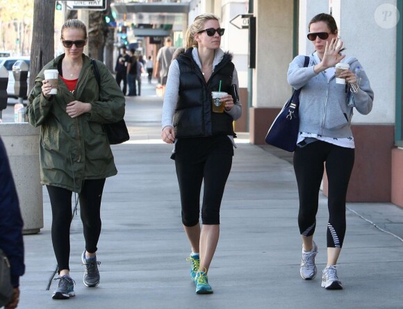 Jennifer Garner est allée prendre un café avec des amies chez Starbucks à la sortie de leur cours de gym. Le 9 mars 2013 à Santa Monica.