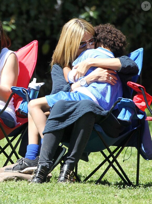 Heidi Klum a accompagné ses enfants Leni, Henry, Johan et Lou a un match de football avec son compagnon Martin Kristen à Brentwood. Le 9 mars 2013. Maman poule elle n'hésite pas à faire des câlins à son fiston.