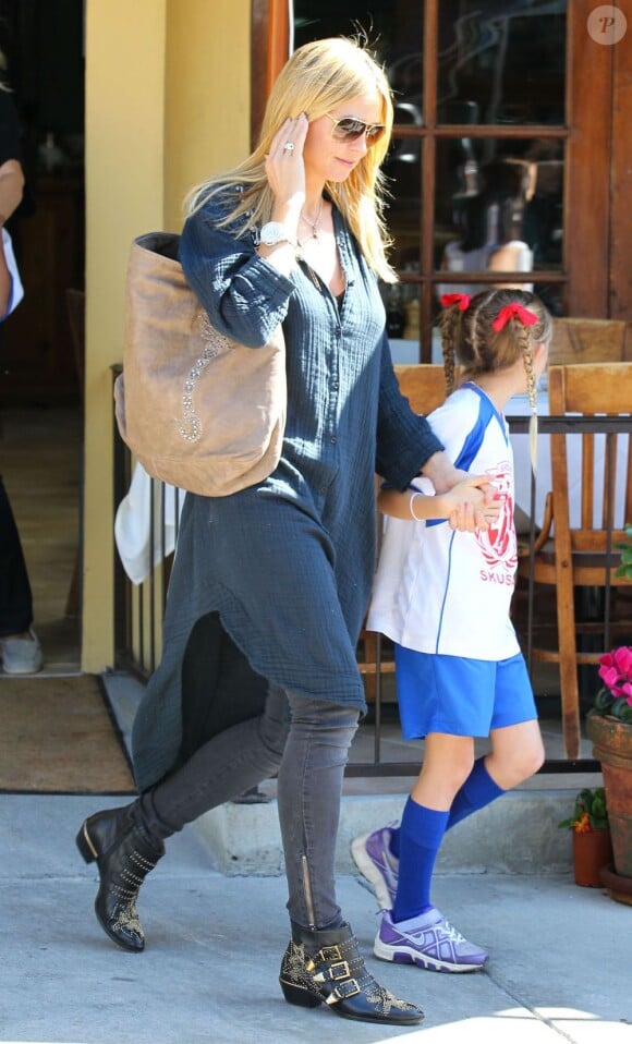 Heidi Klum a accompagné ses enfants Leni, Henry, Johan et Lou a un match de football avec son compagnon Martin Kristen à Brentwood. Le 9 mars 2013. Leni aussi est prête à courir après le ballon rond.