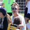 Britney Spears regarde ses enfants Sean et Jayden jouer au football à Woodland Hills, le 10 mars 2013.