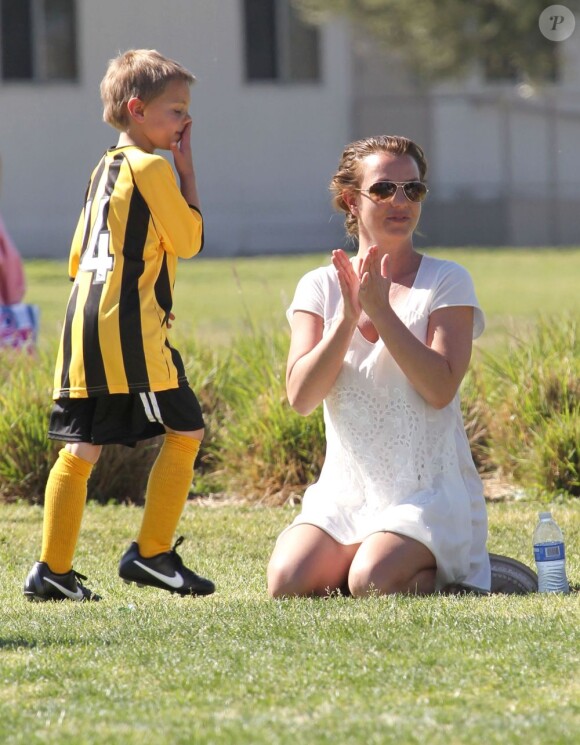 Britney Spears s'amuse avec ses fils Sean et Jayden à Woodland Hills, le 10 mars 2013.