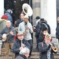 Obsèques de Jérôme Savary: Sous la neige et les applaudissements, au son du Jazz