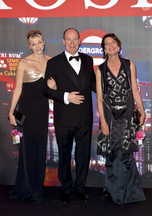 Charlene et Albert de Monaco avec Caroline de Hanovre lors du Bal de la Rose en mars 2012