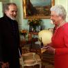 La reine Elizabeth II remet la Queen's Gold Medal au poète John Agard au Palais de Buckingham à Londres, le 12 mars 2013.