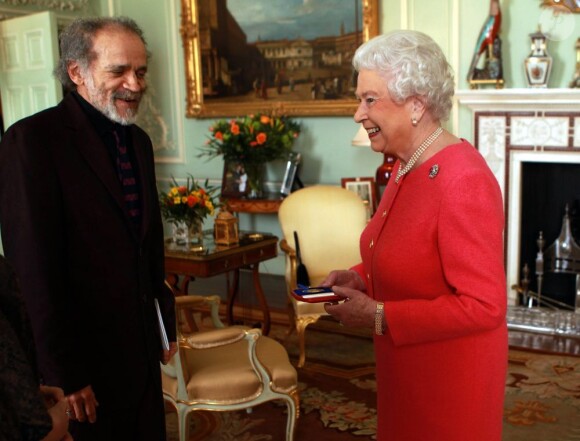 La reine Elizabeth II remet la Queen's Gold Medal au poète John Agard au Palais de Buckingham à Londres, le 12 mars 2013.