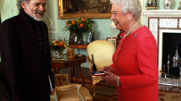 Elizabeth II : Très en joie pour récompenser la poésie et John Agard
