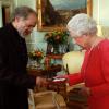 Elizabeth II remet la Queen's Gold Medal au poète John Agard au Palais de Buckingham à Londres, le 12 mars 2013.