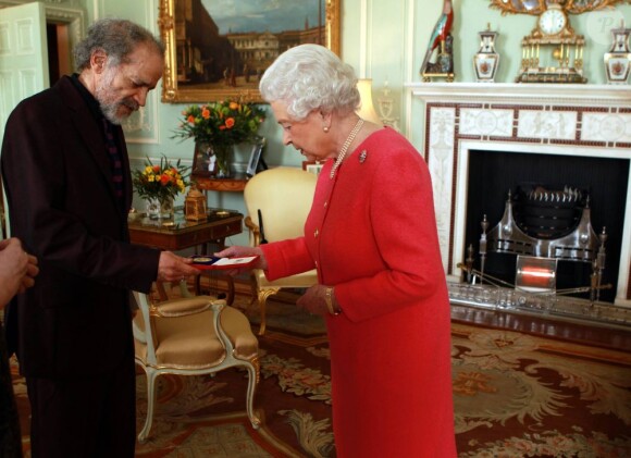 Elizabeth II remet la Queen's Gold Medal au poète John Agard au Palais de Buckingham à Londres, le 12 mars 2013.