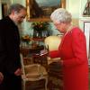 La reine Elizabeth II remet la Queen's Gold Medal au poète John Agard au Palais de Buckingham à Londres, le 12 mars 2013.