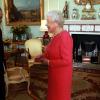 Sa Majesté Elizabeth II remet la Queen's Gold Medal au poète John Agard au Palais de Buckingham à Londres, le 12 mars 2013.
