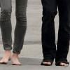 Les pieds nus de Joaquin Phoenix et sa compagne Heather Christie dans les rues de Venice, le 12 mars 2013 aux alentours de Los Angeles