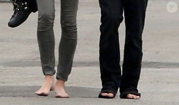 Les pieds nus de Joaquin Phoenix et sa compagne Heather Christie dans les rues de Venice, le 12 mars 2013 aux alentours de Los Angeles