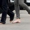 Joaquin Phoenix et sa compagne Heather Christie se promenant pieds nus dans les rues de Venice, le 12 mars 2013 aux alentours de Los Angeles