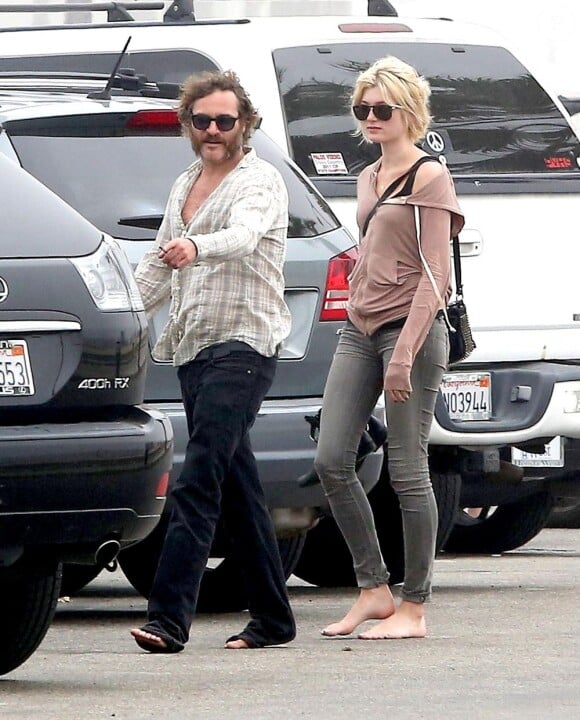 Joaquin Phoenix et son amoureuse Heather Christie se promenant pieds nus dans les rues de Venice, le 12 mars 2013 aux alentours de Los Angeles