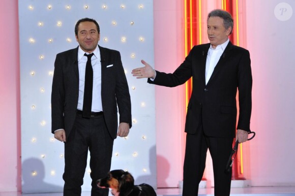 Michel Drucker et Patrick Timsit lors de l'enregistrement de Vivement Dimanche le 13 mars 2013, émission diffusée le 17 mars 2013 sur France 2