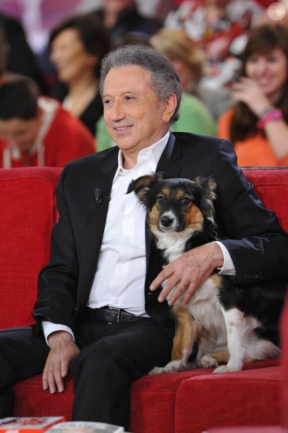 Michel Drucker et sa chienne lors de l'enregistrement de Vivement Dimanche le 13 mars 2013, émission diffusée le 17 mars 2013 sur France 2