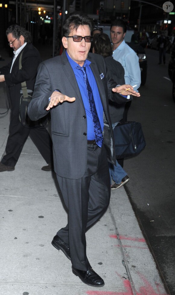 Charlie Sheen, une cigarette à la main, arrive sur le plateau de l'émission Late Show With David Letterman à New York, le 14 janvier 2013.