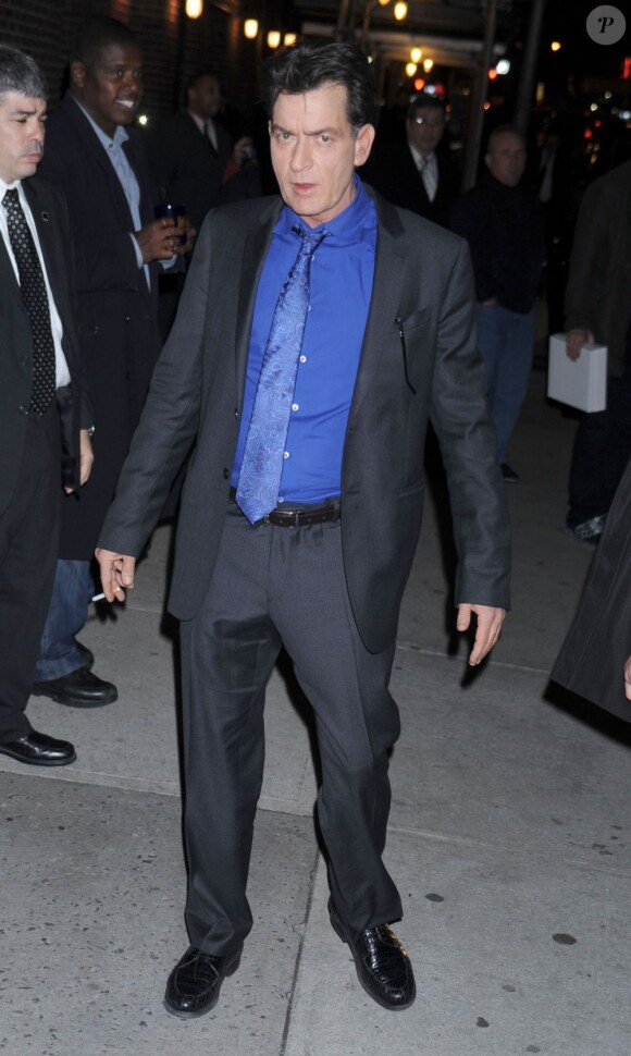 Charlie Sheen, une cigarette à la main, arrive sur le plateau de l'émission Late Show With David Letterman à New York, le 14 janvier 2013.