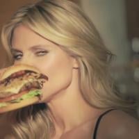Heidi Klum : Encore plus sexy... quand elle déguste un gros burger !