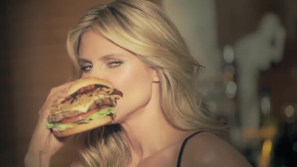 Heidi Klum : Encore plus sexy... quand elle déguste un gros burger !