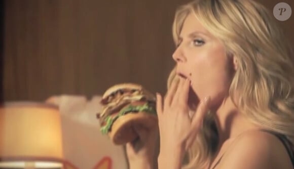 Heidi Klum déguste avec sex-appeal son burger Carl's Jr.