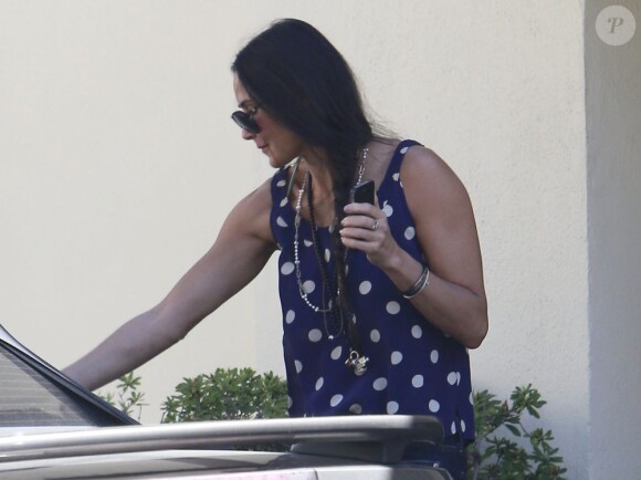 Exclusif - Demi Moore s'apprête à se rendre dans un salon de manucure à Beverly Hills, le 14 mars 2013.