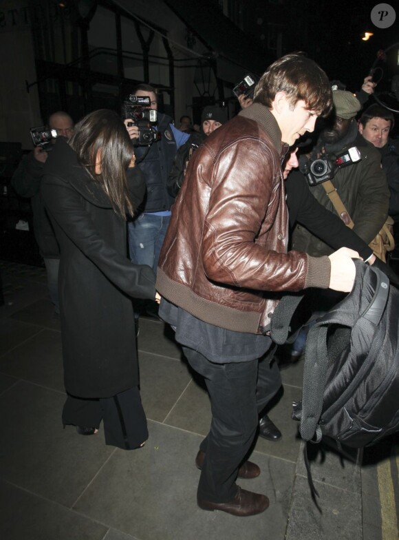Mila Kunis et Ashton Kutcher à Londres le 14 mars 2013.