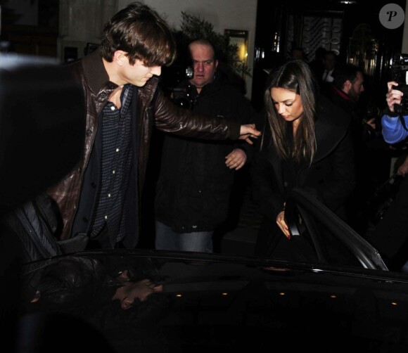 Mila Kunis et Ashton Kutcher sortent du Trendy scotts Restaurant à Londres le 14 mars 2013.