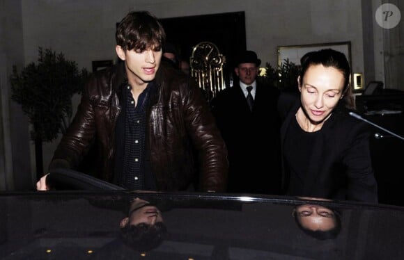 Ashton Kutcher accompagné de Mila Kunis lors d'une soirée à Londres, le 14 mars 2013.