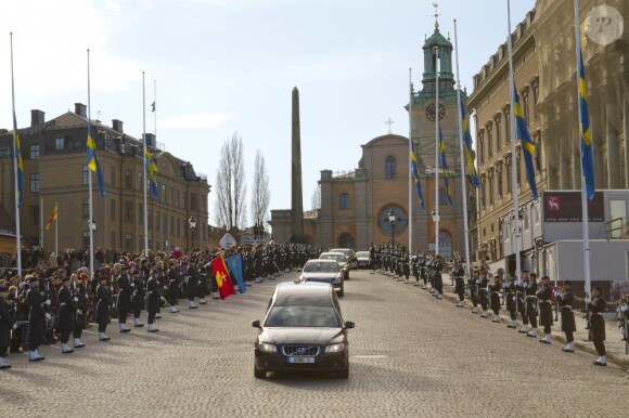 Les Suédois s'étaient massés le long des routes lors des obsèques de la princesse Lilian de Suède le 16 mars 2013 à Stockholm